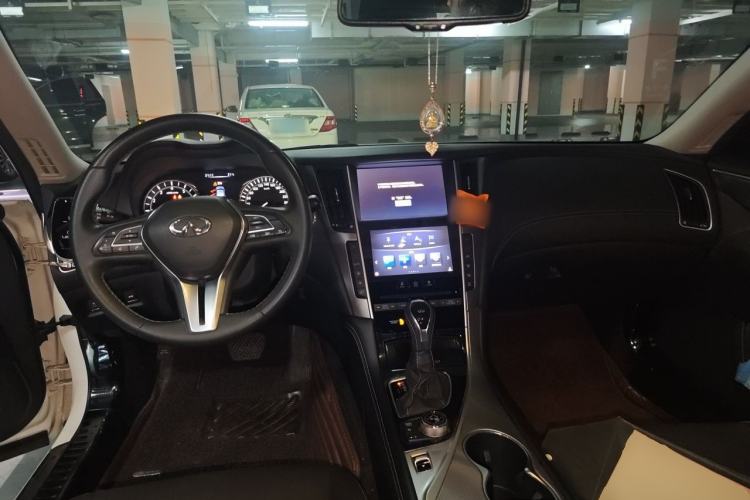Used Infiniti Q50L 2018 2.0T Enjoyment Version China VI Standard Center Console