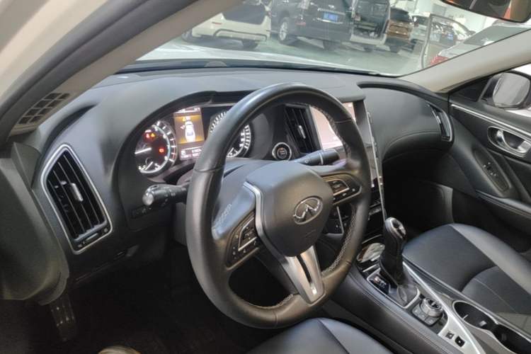 Used Infiniti Q50L 2018 2.0T Comfort Edition China VI Standard Center Console