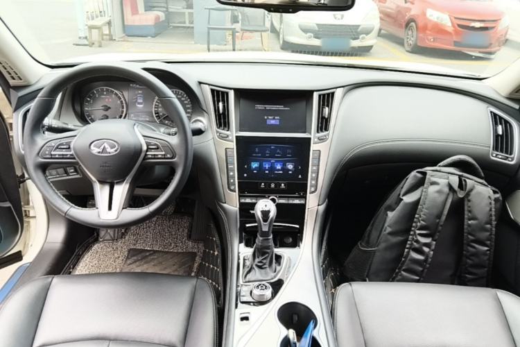 Used Infiniti Q50L 2018 2.0T Enjoyment Version China VI Standard Center Console