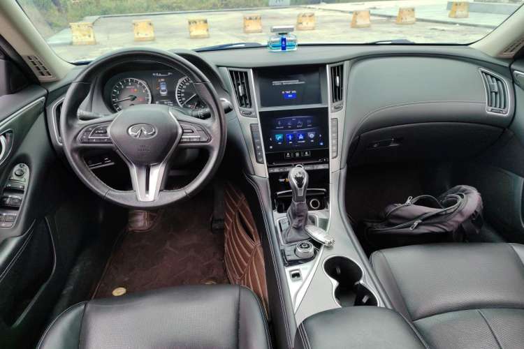 Used Infiniti Q50L 2018 2.0T Enjoyment Version China VI Standard Center Console