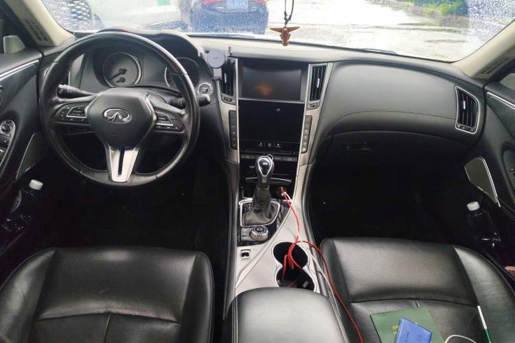 Used Infiniti Q50L 2018 2.0T Enjoyment Version China VI Standard Center Console