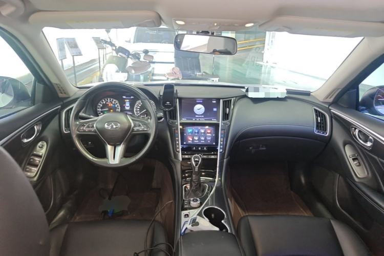 Used Infiniti Q50L 2018 2.0T Comfort Edition China VI Standard Center Console