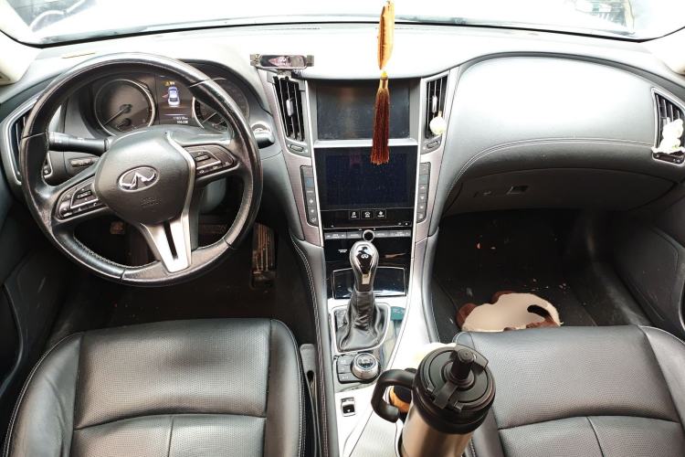 Used Infiniti Q50L 2018 2.0T Enjoyment Version China V Standard Center Console
