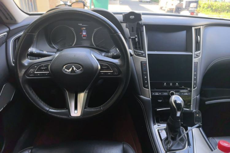 Used Infiniti Q50L 2018 2.0T Enjoyment Version China VI Standard Center Console