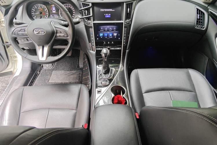Used Infiniti Q50L 2018 2.0T Enjoyment Version China V Standard Center Console
