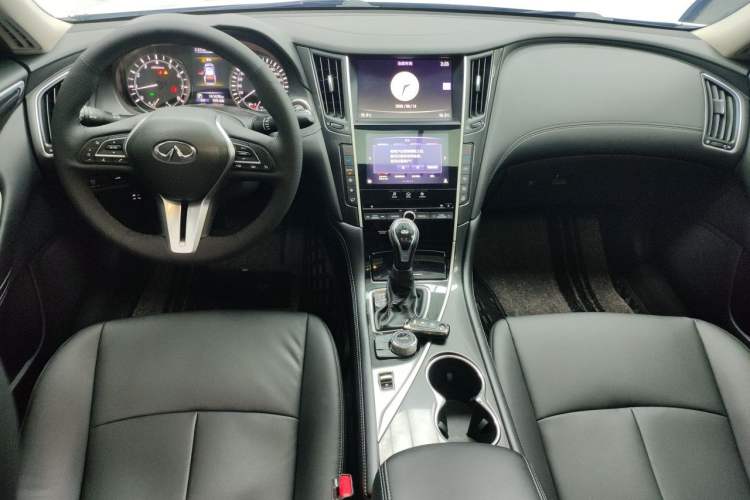 Used Infiniti Q50L 2018 2.0T Comfort Edition China VI Standard Center Console