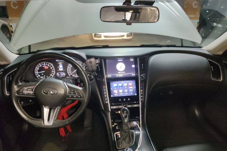 Used Infiniti Q50L 2018 2.0T Comfort Edition China VI Standard Center Console