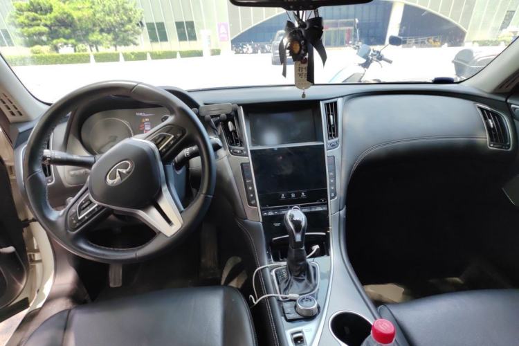 Used Infiniti Q50L 2018 2.0T Enjoyment Edition China V standard Center Console