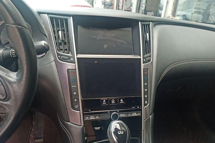 Used Infiniti Q50L 2018 2.0T Enjoyment Version China V Standard Center Console