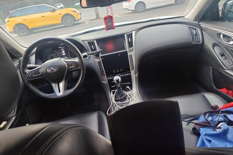Used Infiniti Q50L 2018 2.0T Enjoyment Version China V Standard Center Console