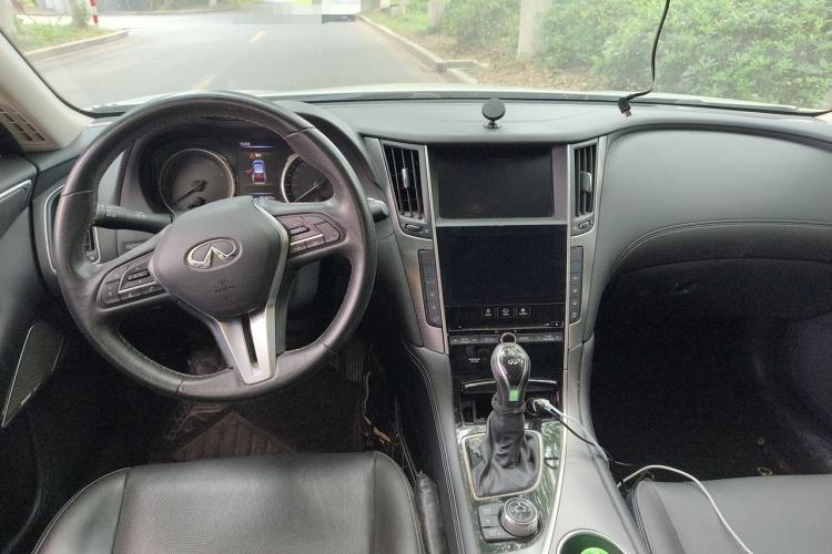 Used Infiniti Q50L 2018 2.0T Enjoyment Edition China V standard Center Console
