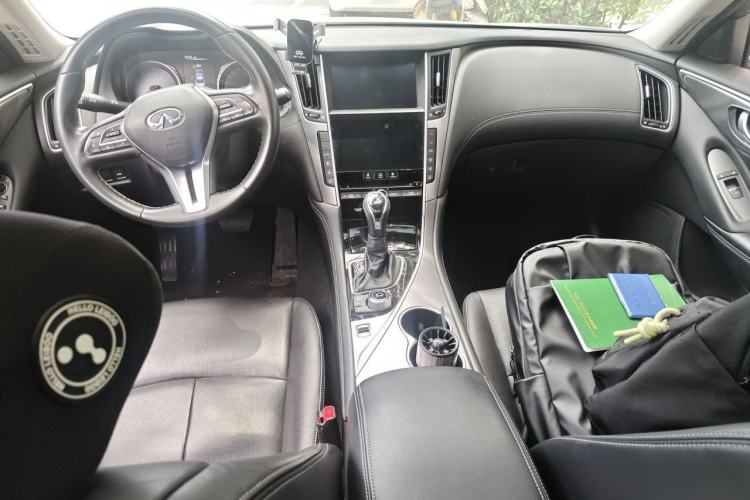 Used Infiniti Q50L 2018 2.0T Enjoyment Version China VI Standard Center Console