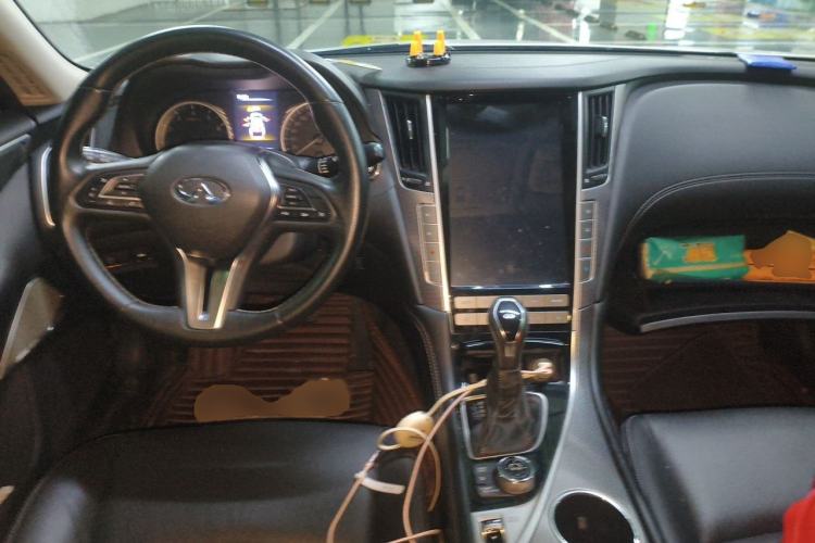 Used Infiniti Q50L 2018 2.0T Enjoyment Edition China V standard Center Console