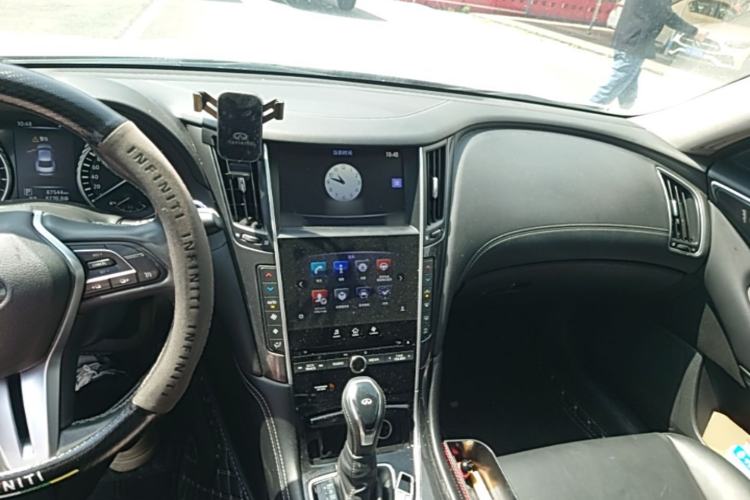 Used Infiniti Q50L 2018 2.0T Comfort Edition China VI Standard Center Console