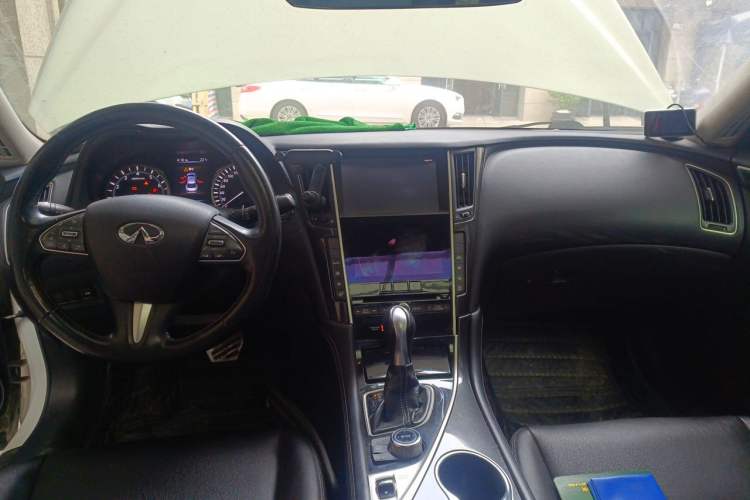 Used Infiniti Q50L 2018 2.0T Enjoyment Edition China V standard Center Console