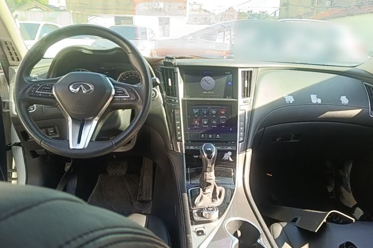 Used Infiniti Q50L 2018 2.0T Comfort Edition China V Standard Center Console