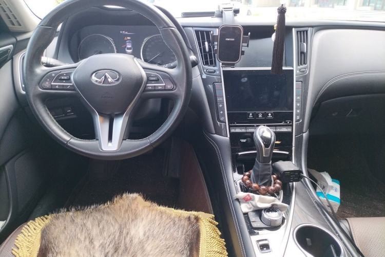 Used Infiniti Q50L 2018 2.0T Comfort Edition China VI Standard Center Console