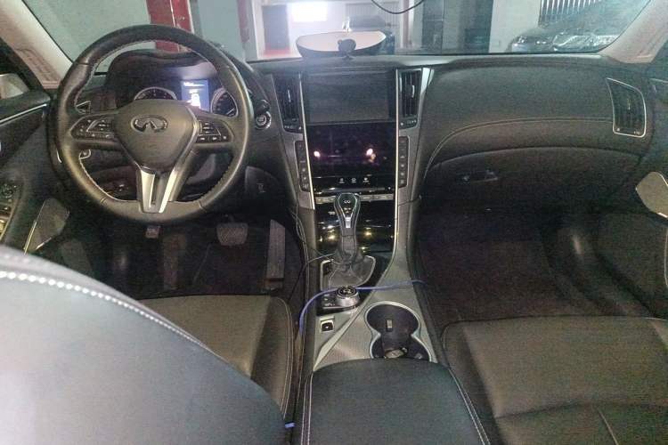 Used Infiniti Q50L 2018 2.0T Enjoyment Edition China V standard Center Console
