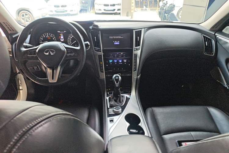 Used Infiniti Q50L 2018 2.0T Enjoyment Version China VI Standard Center Console