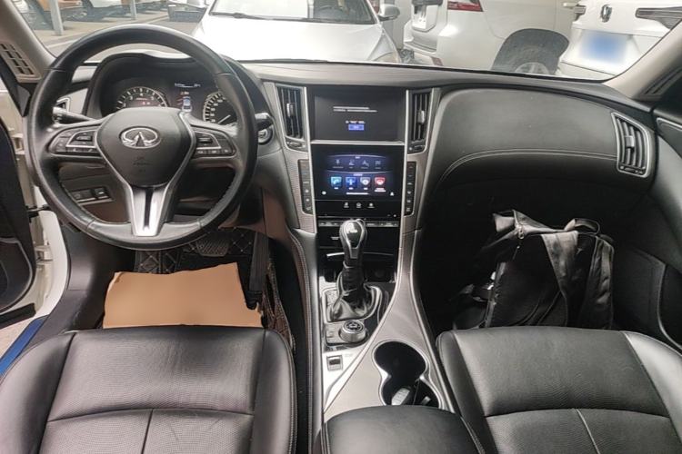 Used Infiniti Q50L 2018 2.0T Enjoyment Version China VI Standard Center Console