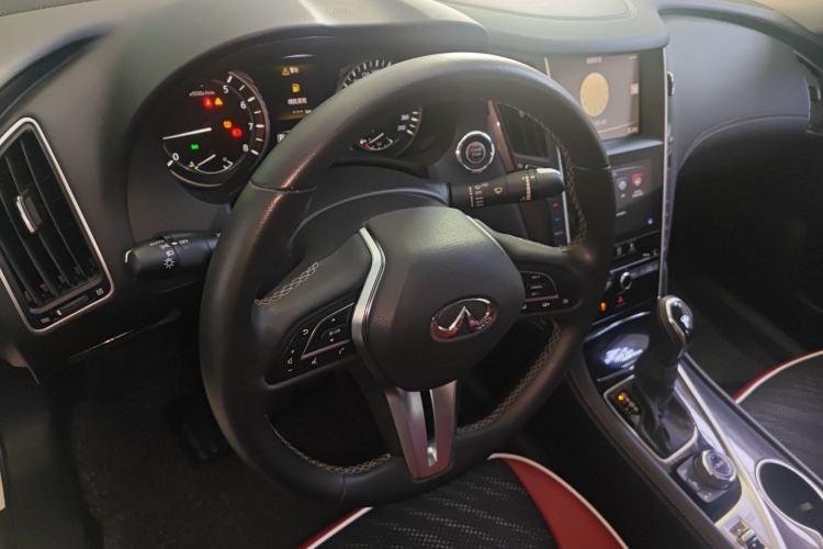 Used Infiniti Q50L 2018 2.0T Comfort Edition China VI Standard Center Console