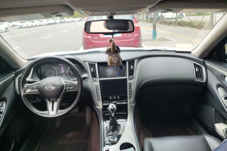 Used Infiniti Q50L 2018 2.0T Enjoyment Version China VI Standard Center Console