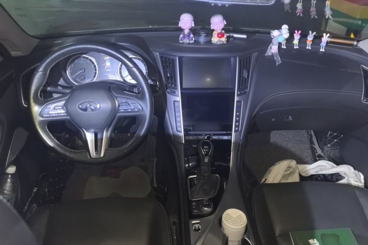 Used Infiniti Q50L 2018 2.0T Enjoyment Edition China V standard Center Console