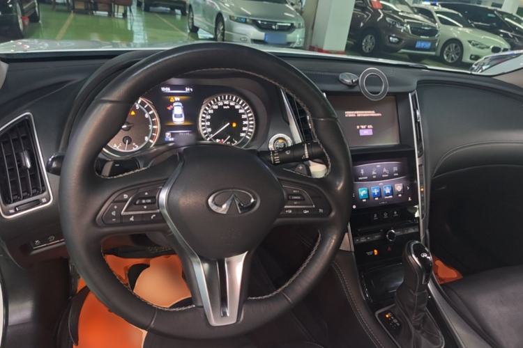Used Infiniti Q50L 2018 2.0T Enjoyment Version China V Standard Center Console