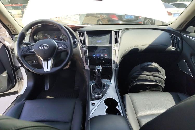 Used Infiniti Q50L 2018 2.0T Enjoyment Version China VI Standard Center Console