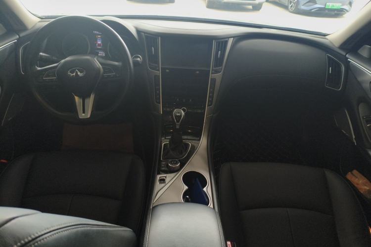 Used Infiniti Q50L 2018 2.0T Enjoyment Version China VI Standard Center Console