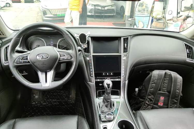 Used Infiniti Q50L 2018 2.0T Comfort Edition China V Standard Center Console