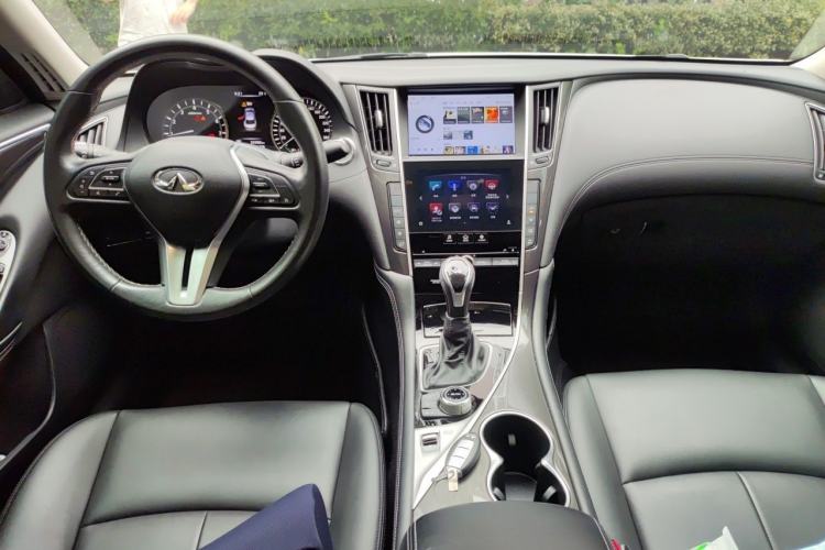 Used Infiniti Q50L 2018 2.0T Comfort Edition China VI Standard Center Console