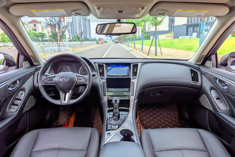 Used Infiniti Q50L 2018 2.0T Enjoyment Version China VI Standard Center Console