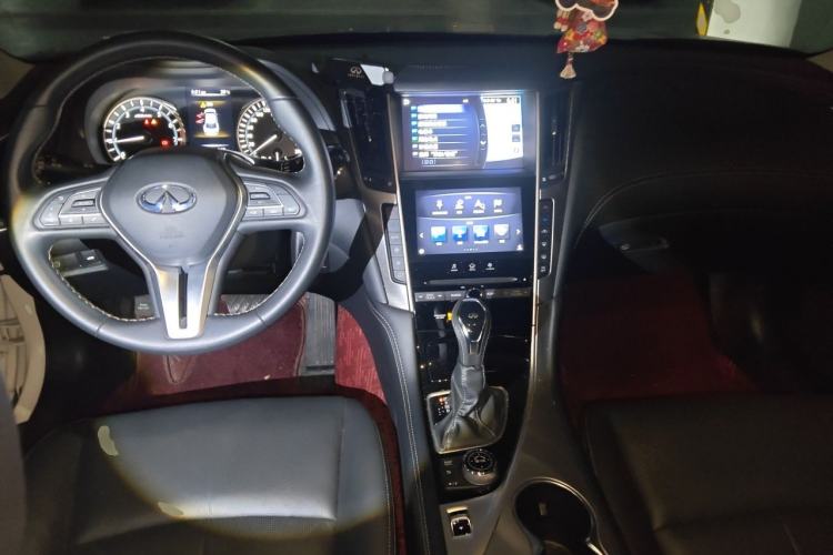 Used Infiniti Q50L 2018 2.0T Enjoyment Version China VI Standard Center Console