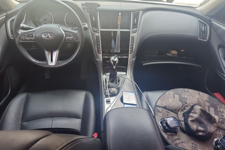 Used Infiniti Q50L 2018 2.0T Enjoyment Version China VI Standard Center Console