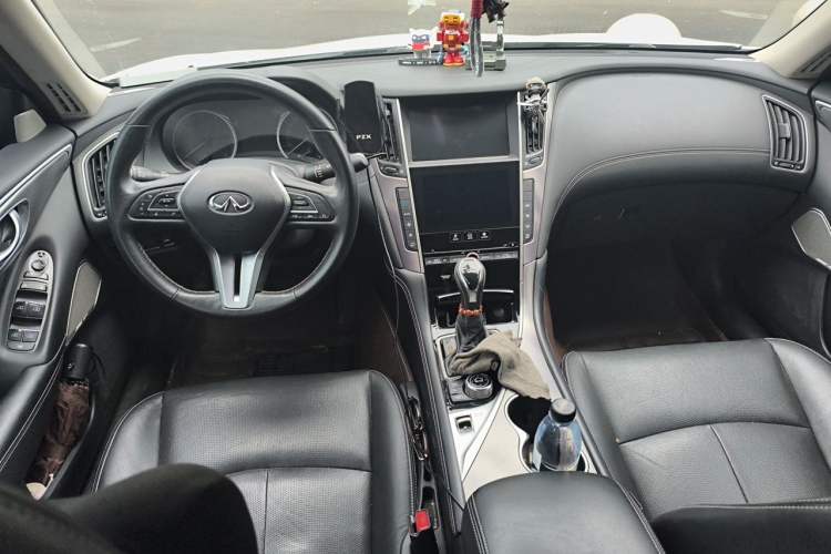 Used Infiniti Q50L 2018 2.0T Enjoyment Edition China V standard Center Console