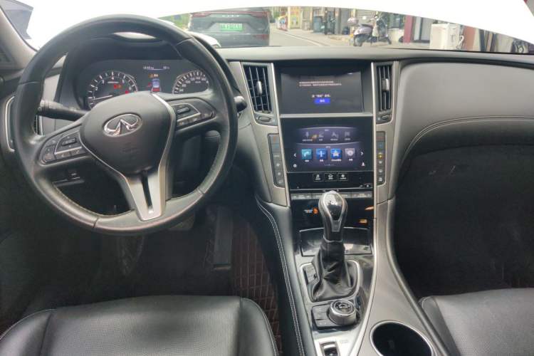 Used Infiniti Q50L 2018 2.0T Enjoyment Version China V Standard Center Console