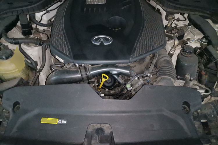 Used Infiniti Q50L 2018 2.0T Enjoyment Version China VI Standard Engine Bay