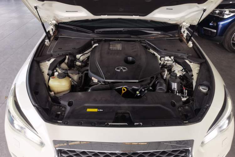 Used Infiniti Q50L 2018 2.0T Enjoyment Version China VI Standard Engine Bay