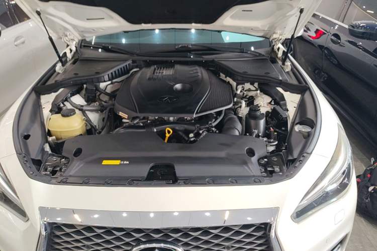 Used Infiniti Q50L 2018 2.0T Enjoyment Version China VI Standard Engine Bay
