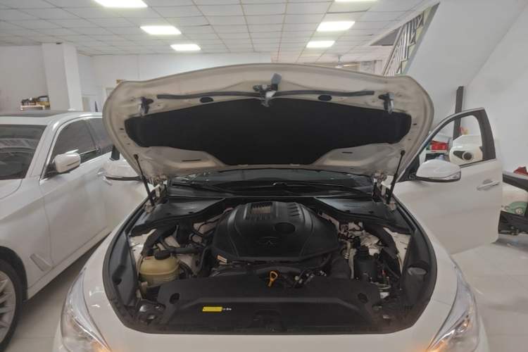 Used Infiniti Q50L 2018 2.0T Comfort Edition China VI Standard Engine Bay