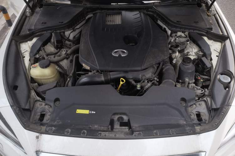 Used Infiniti Q50L 2018 2.0T Enjoyment Version China VI Standard Engine Bay