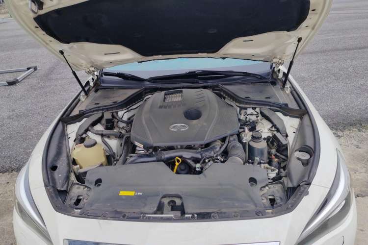 Used Infiniti Q50L 2018 2.0T Enjoyment Version China VI Standard Engine Bay