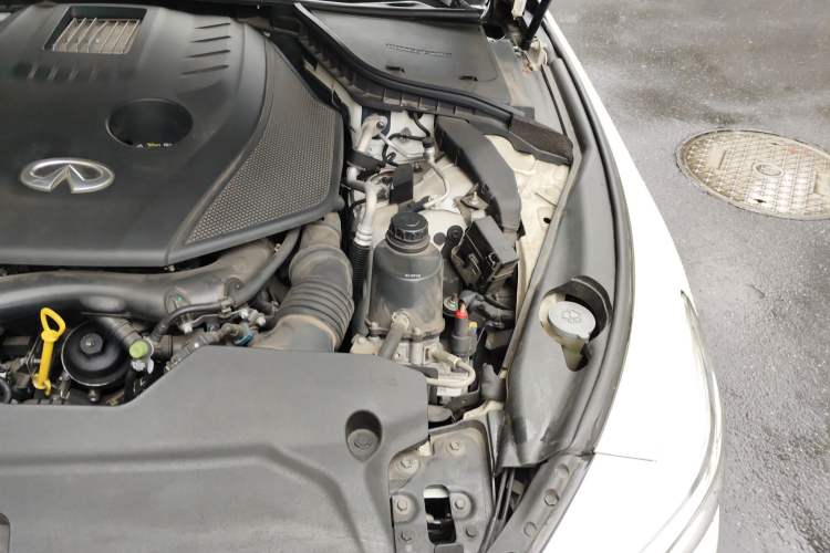 Used Infiniti Q50L 2018 2.0T Comfort Edition China VI Standard Engine Bay Left