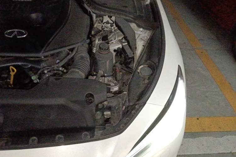 Used Infiniti Q50L 2018 2.0T Enjoyment Version China VI Standard Engine Bay Left