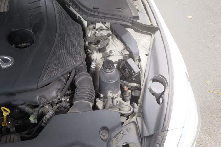 Used Infiniti Q50L 2018 2.0T Enjoyment Version China VI Standard Engine Bay Left