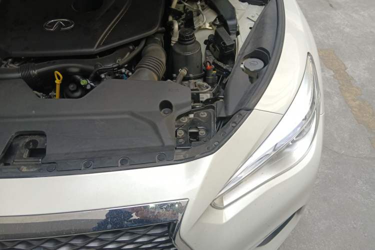 Used Infiniti Q50L 2018 2.0T Comfort Edition China VI Standard Engine Bay Left