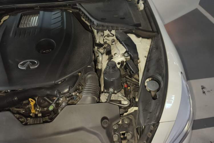 Used Infiniti Q50L 2018 2.0T Comfort Edition China VI Standard Engine Bay Left