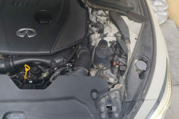 Used Infiniti Q50L 2018 2.0T Comfort Edition China VI Standard Engine Bay Left