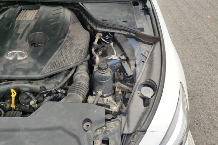 Used Infiniti Q50L 2018 2.0T Enjoyment Version China VI Standard Engine Bay Left